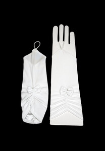 Long gloves with pearl chain adorn with a bow and gathering